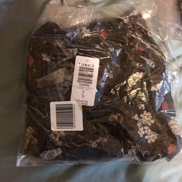 NWT Torrid Outlander Lexie Babydoll Floral Top Sizes 10 and 12 - Picture 4 of 4